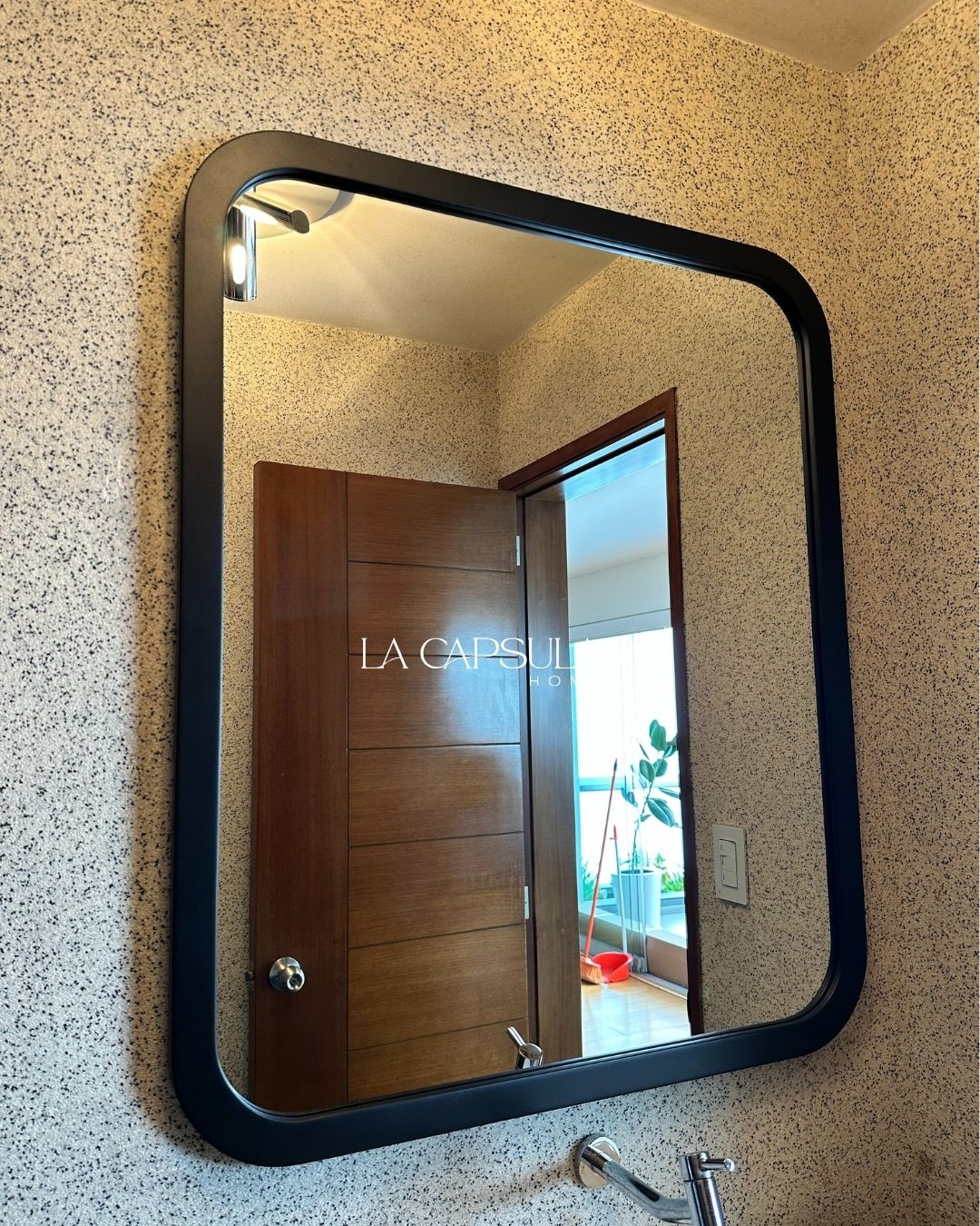 ESPEJO RECTANGULAR BOLEADO CON MARCO NEGRO